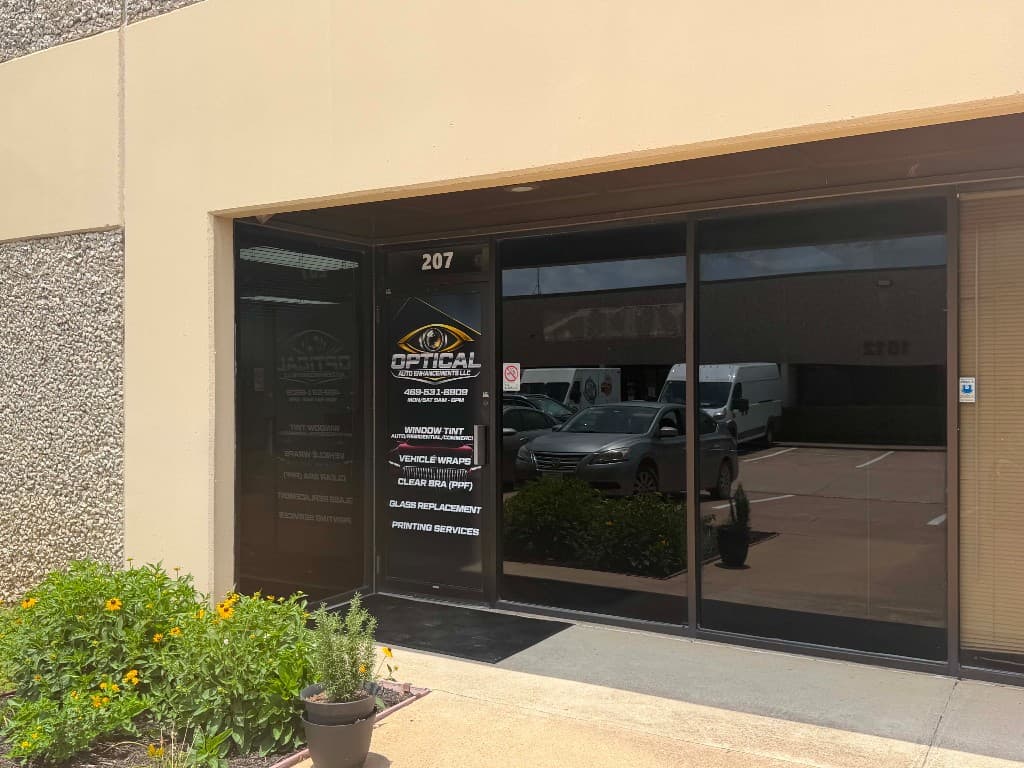 Fachada de Optical Auto Enhancements en 1516 Osprey Dr suite 207 en DeSoto, Texas